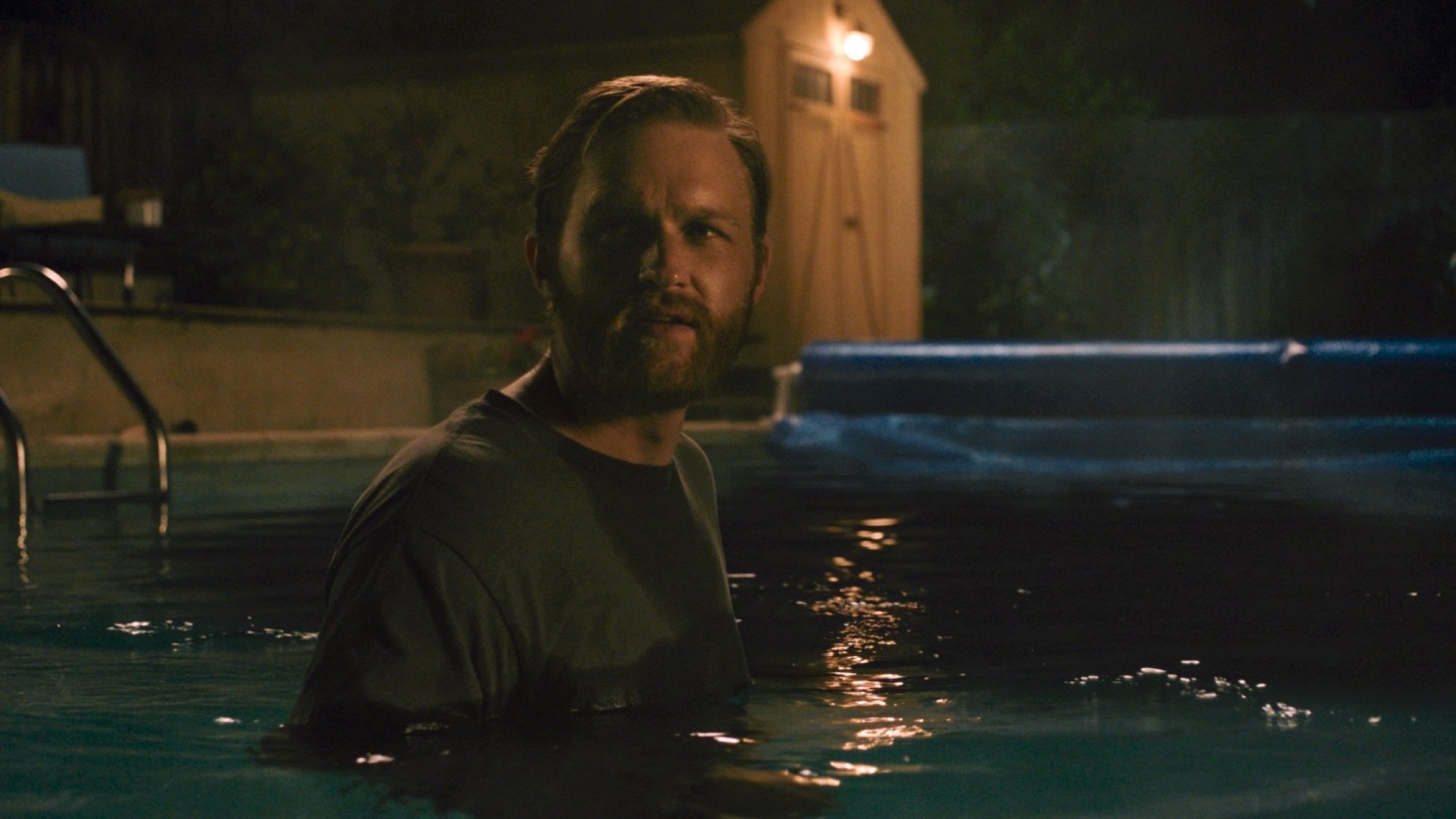 Wyatt Russell joue Ray Waller dans "Night Swim".