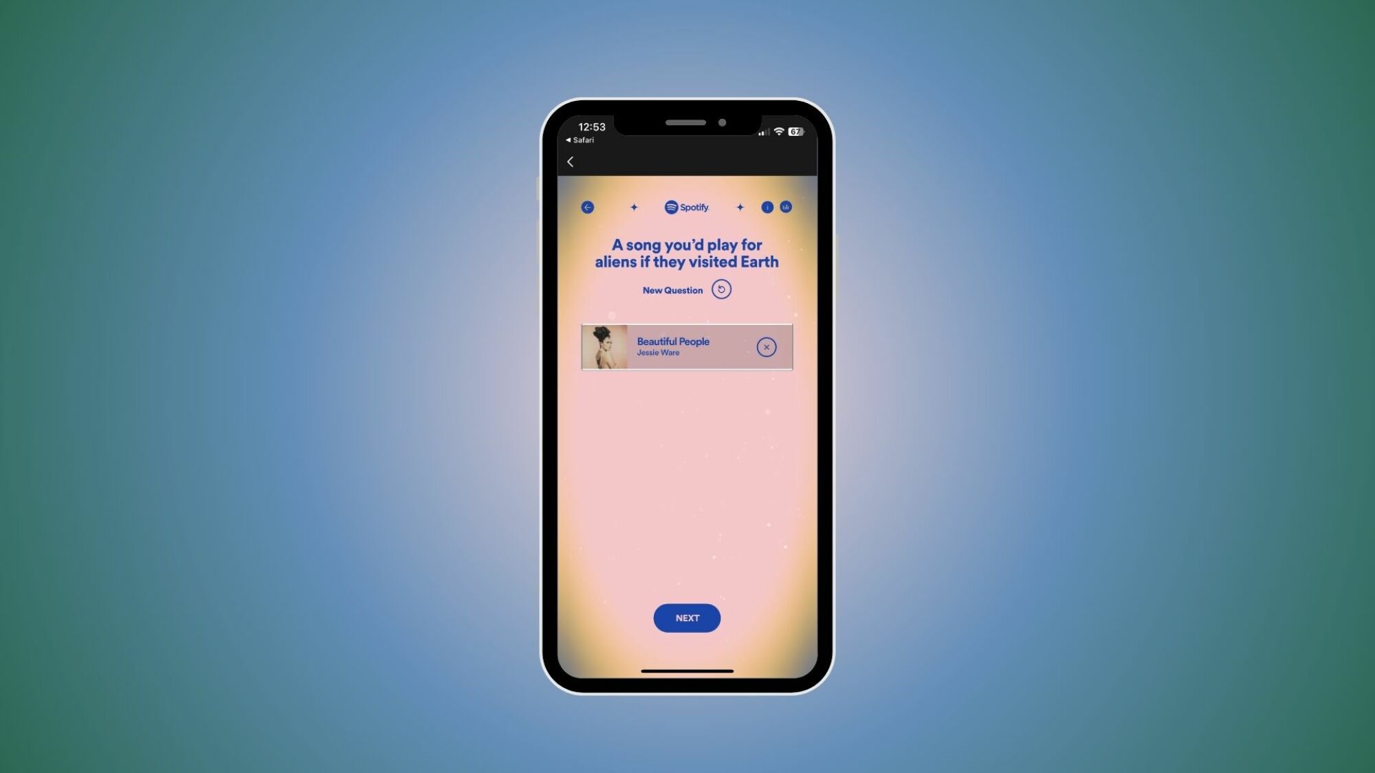 Un téléphone affichant la question de Spotify "une chanson que vous joueriez pour les extraterrestres s'ils visitaient la Terre"
