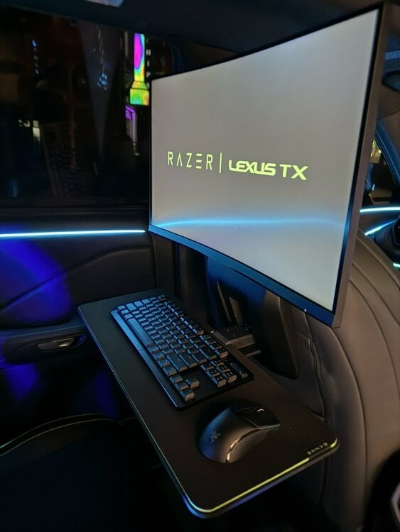 Moniteur et clavier à l'intérieur du Razer Lexus TX