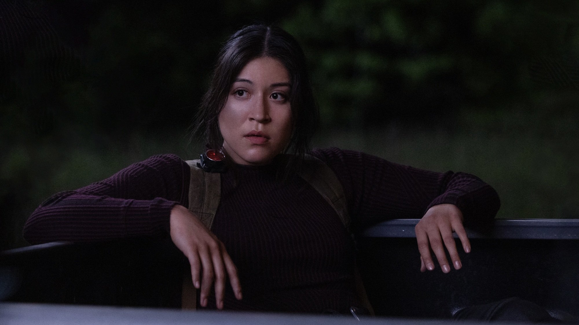 Maya Lopez est assise dans la plate-forme d'un camion.