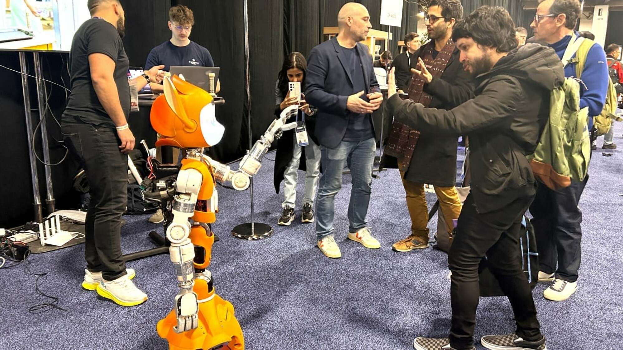 Miroki, un robot orange qui ressemble à un renard