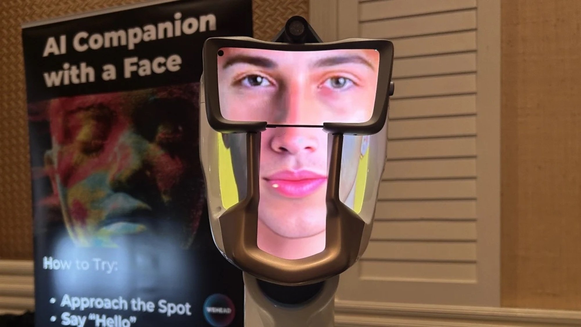 Tête robotique IA avec photos d'un visage sur l'écran