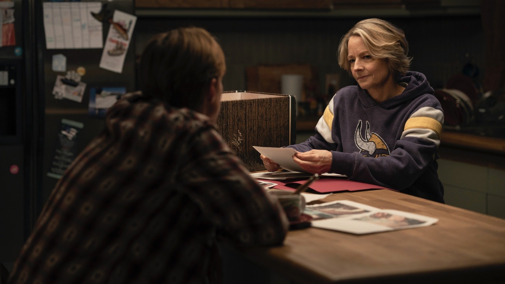 Finn Bennett et Jodie Foster examinent les preuves dans la saison 4 de "True Detective".