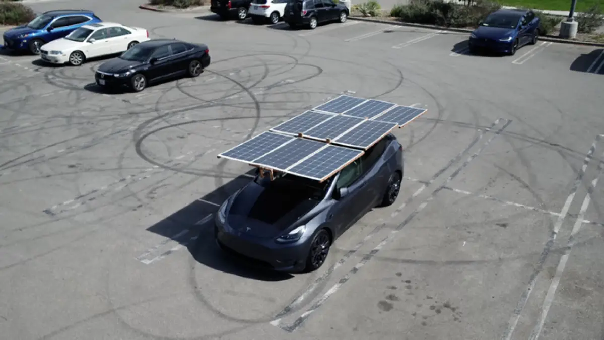 Tesla n'a pas voulu installer de toit solaire sur le Model Y, alors ce propriétaire l'a fait lui-même