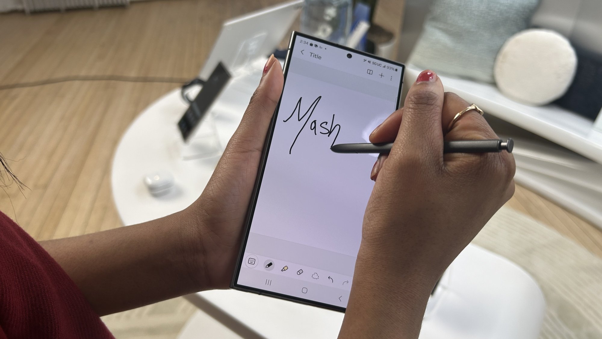 Femme écrivant sur Samsung Galaxy S24 Ultra avec S Pen