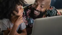 Deux personnes regardant un ordinateur portable