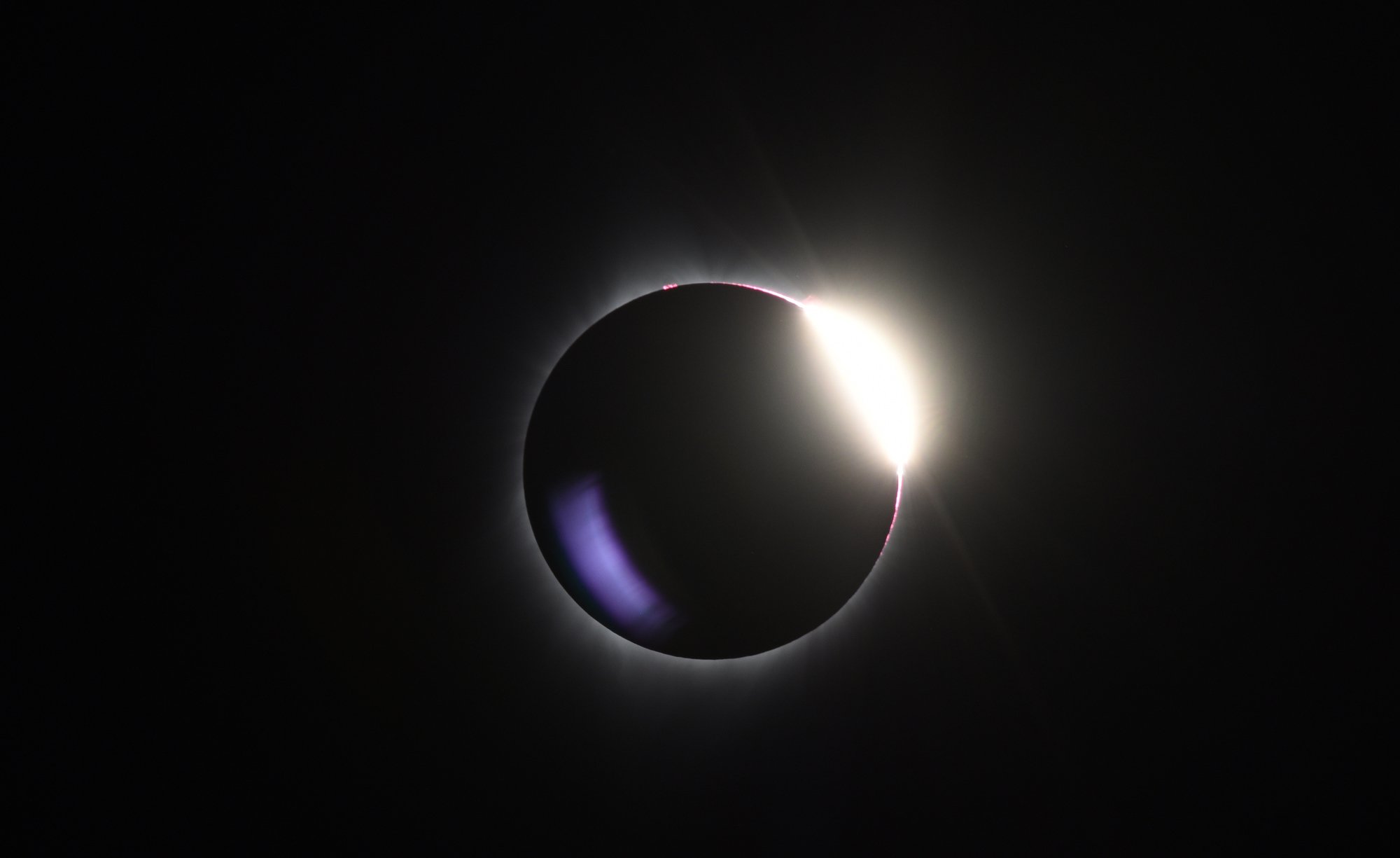Lune passant au-dessus du soleil lors d'une éclipse solaire totale