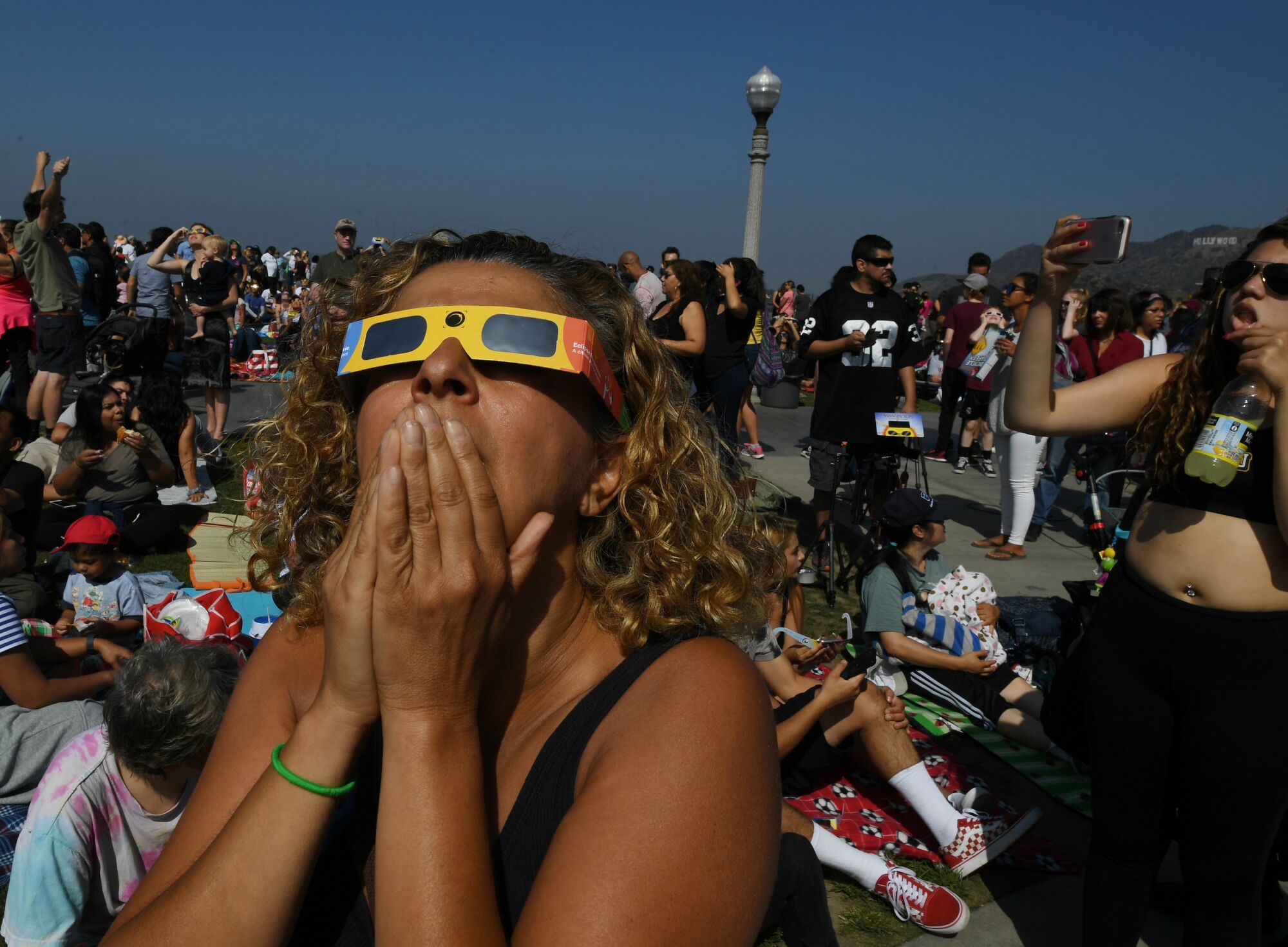 Cherri Haghighit observant le début de l'éclipse de 2017 à Los Angeles.