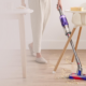 L'aspirateur-balai ultra-mince Omni-Glide de Dyson est tombé à un prix historiquement bas