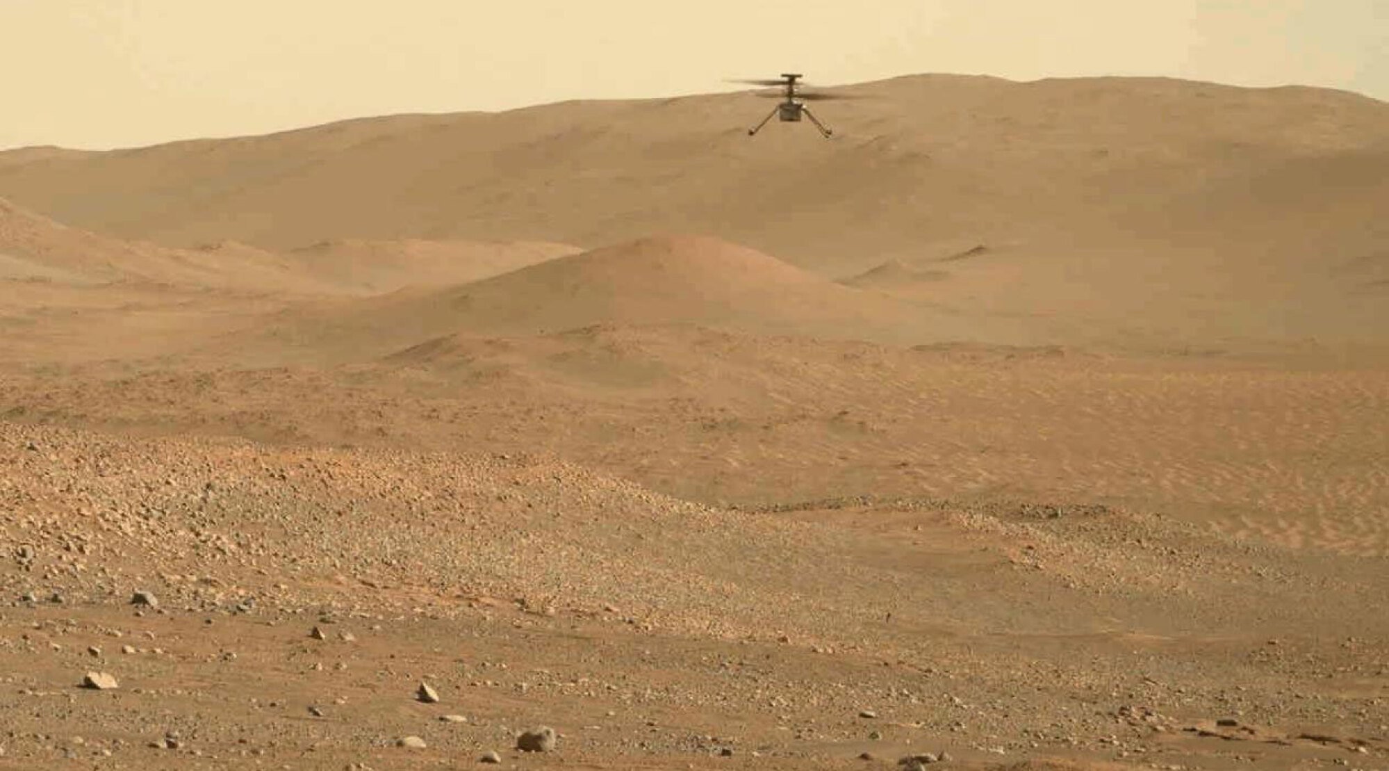 L'hélicoptère Ingenuity volant sur Mars en août 2023.