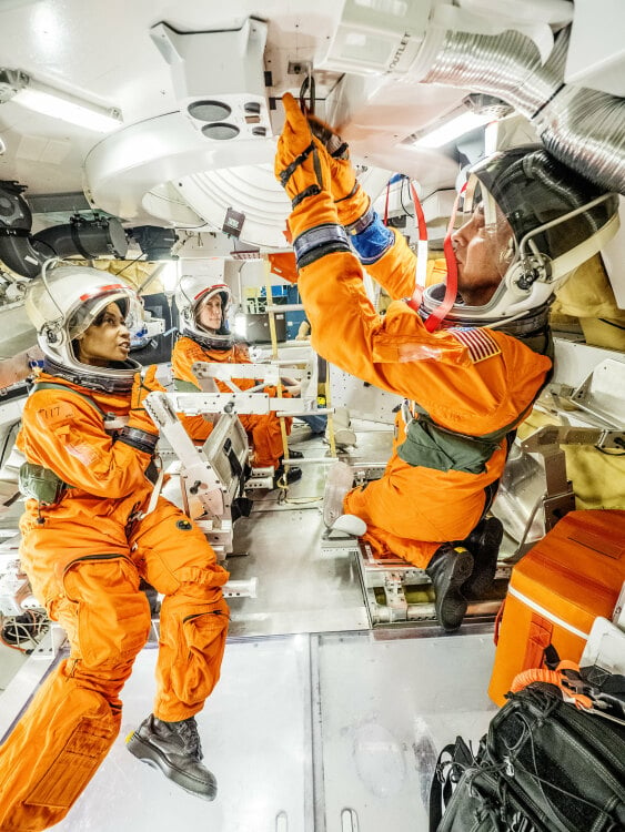 Des astronautes testent la trappe d'amarrage du vaisseau spatial Orion