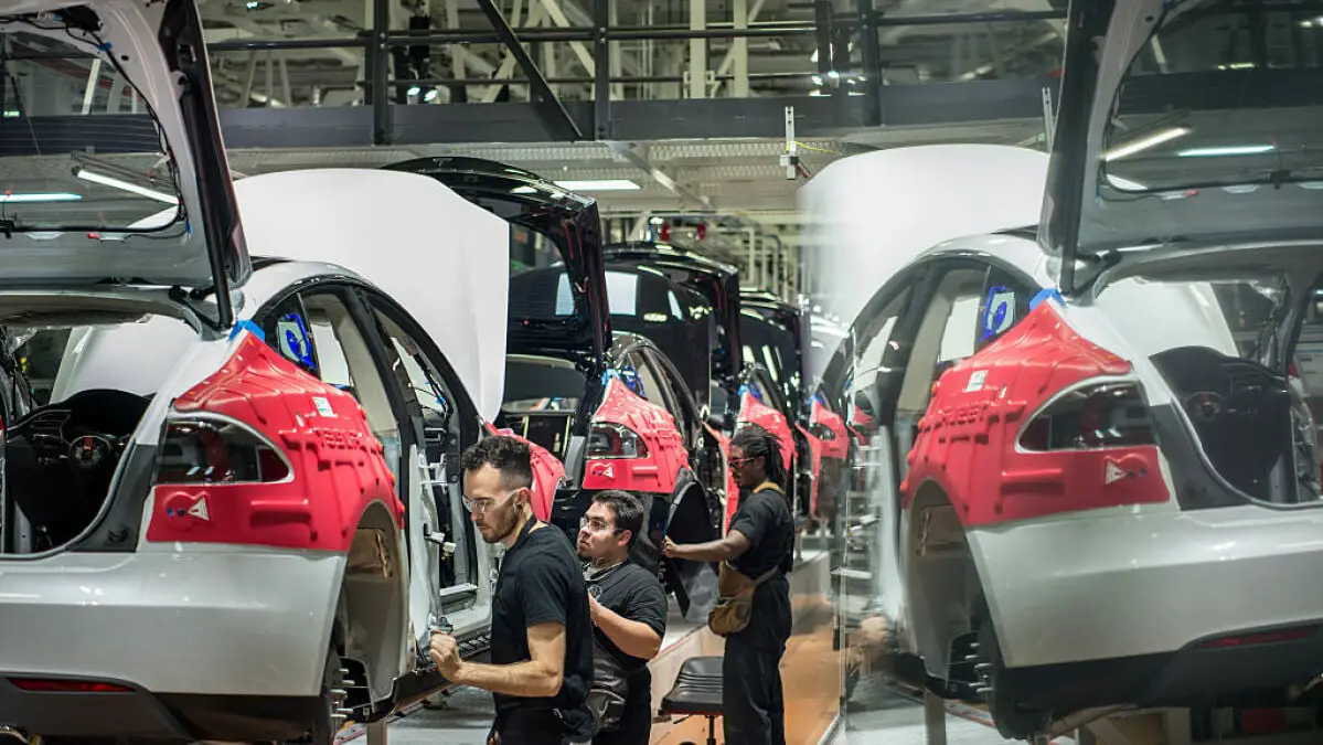 Tesla aurait augmenté les salaires des ouvriers d'usine aux États-Unis alors que le syndicat se profile