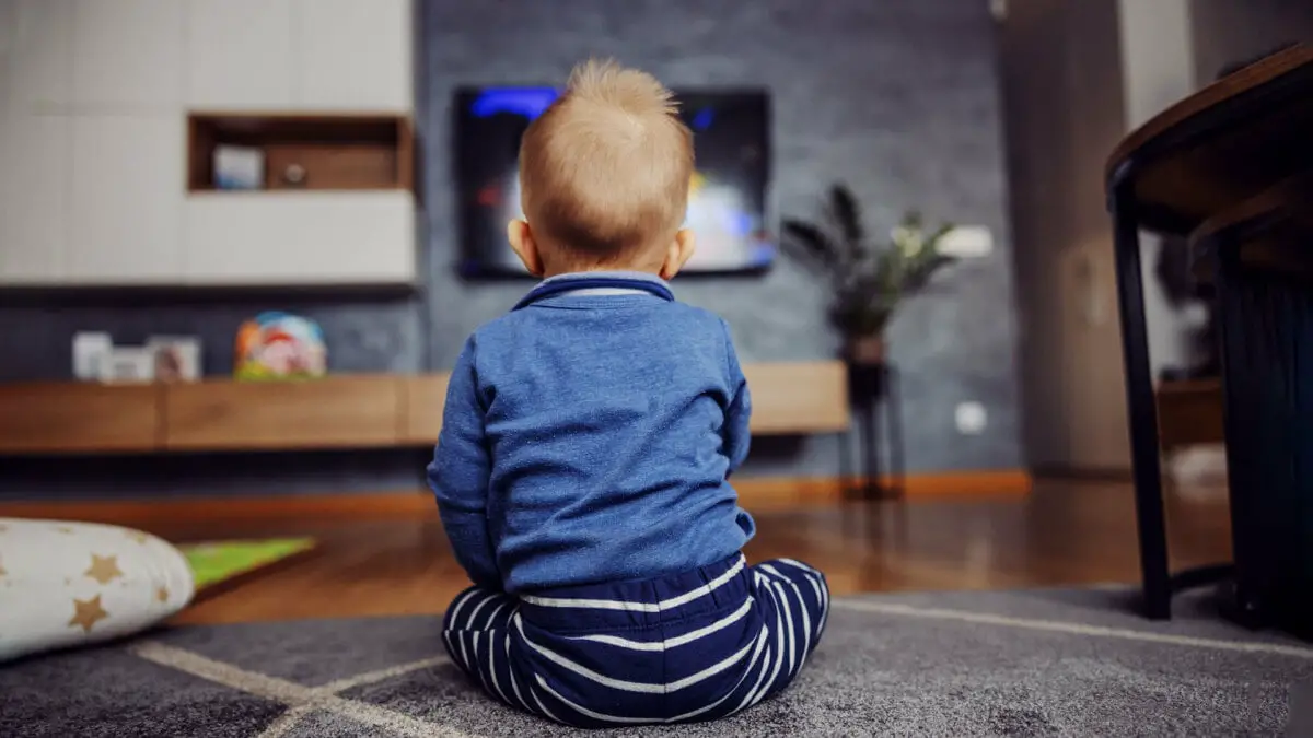 Trop de temps passé devant la télévision pour les enfants : 5 choses à savoir sur les risques
