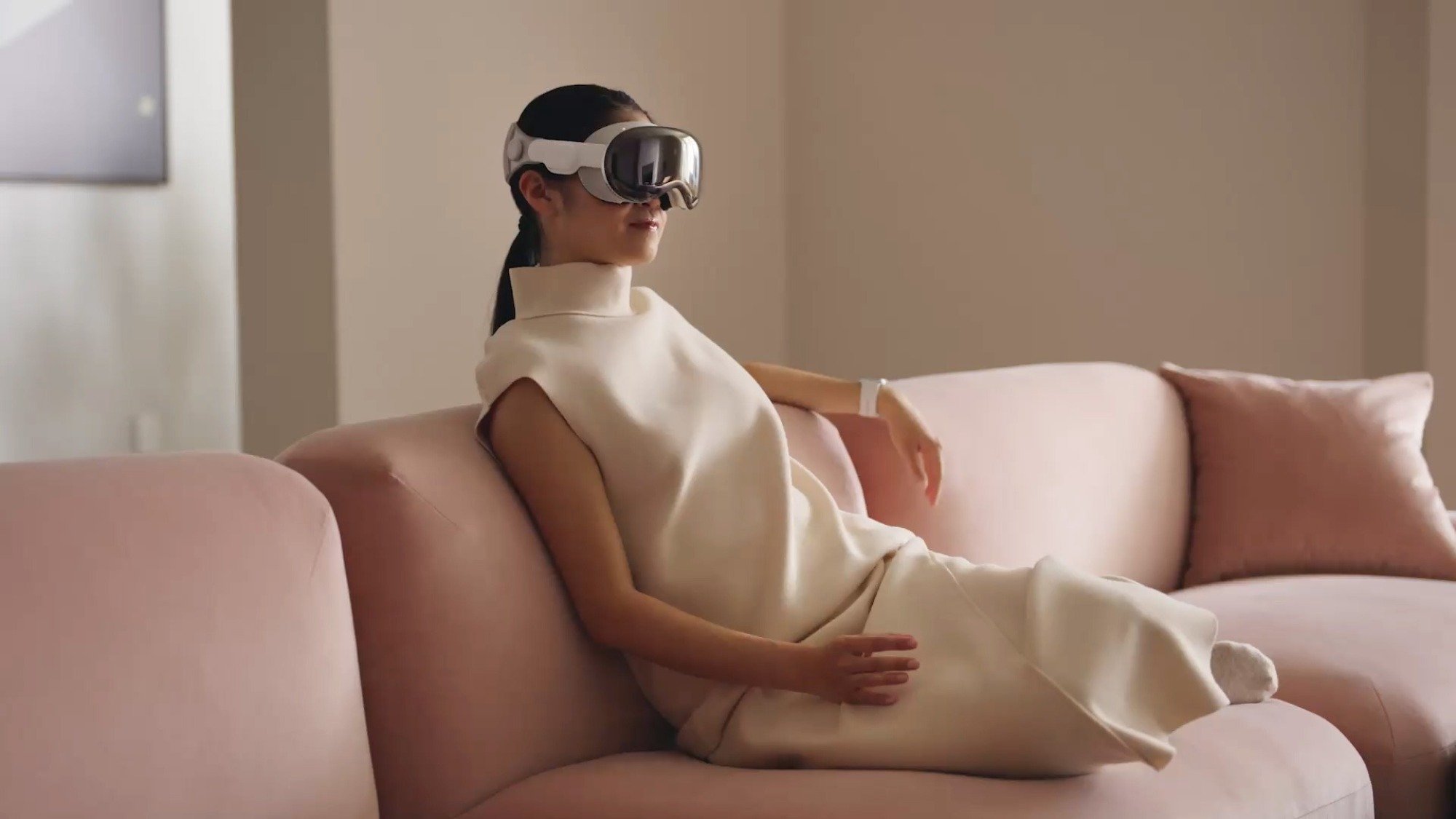 Femme portant Apple Vision Pro dans son salon