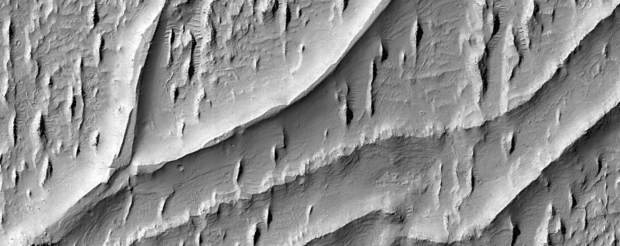 Une vue agrandie des crêtes laissées par les rivières passées sur Mars.