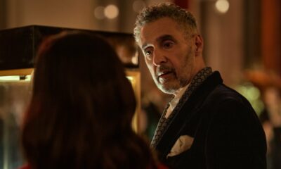 Le jeu de chiot de John Turturro amène 'Mr.  et Mme Smith' à la vie