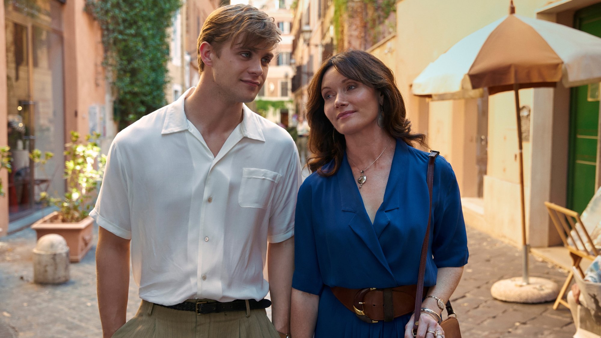 Un jeune homme et sa mère se promènent dans Florence.