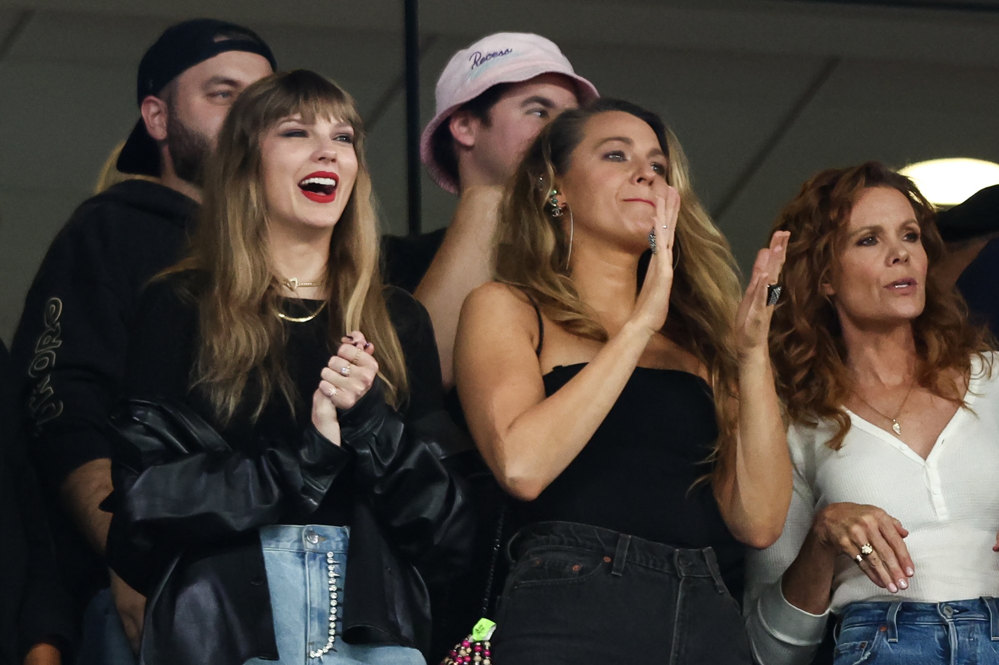 Taylor Swift et Blake Lively vêtus de noir lors du match des Chiefs de Kansas City contre les Jets de New York. 
