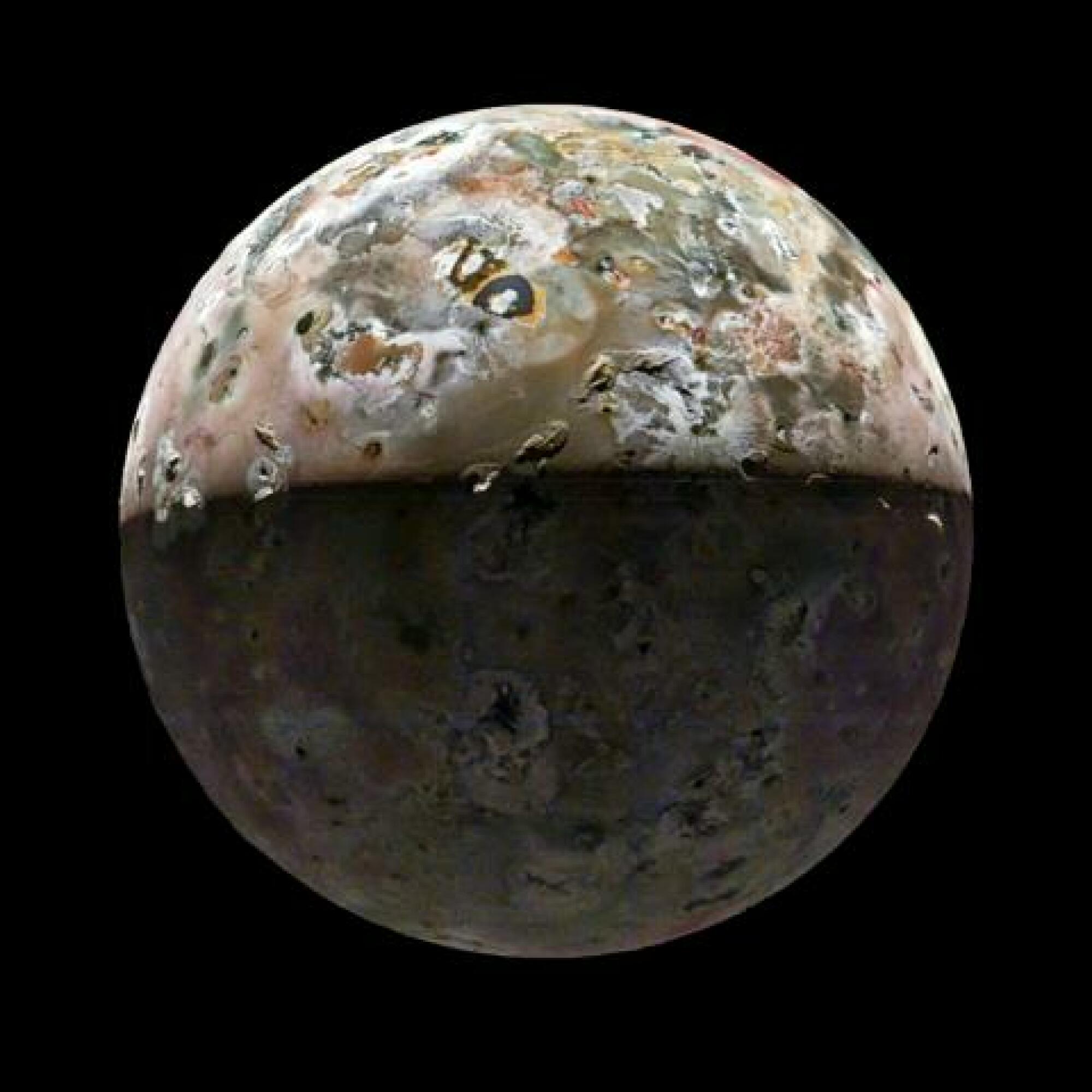 En haut au centre d'Io se trouve une vue de Loki Patera.