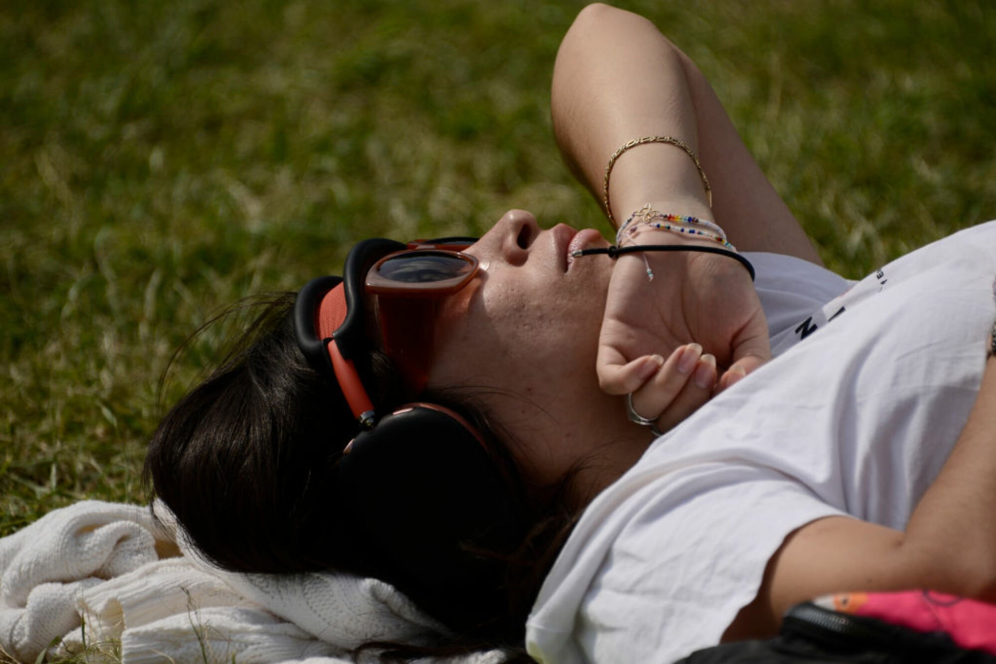 Femme observant une éclipse solaire à travers des lunettes de protection