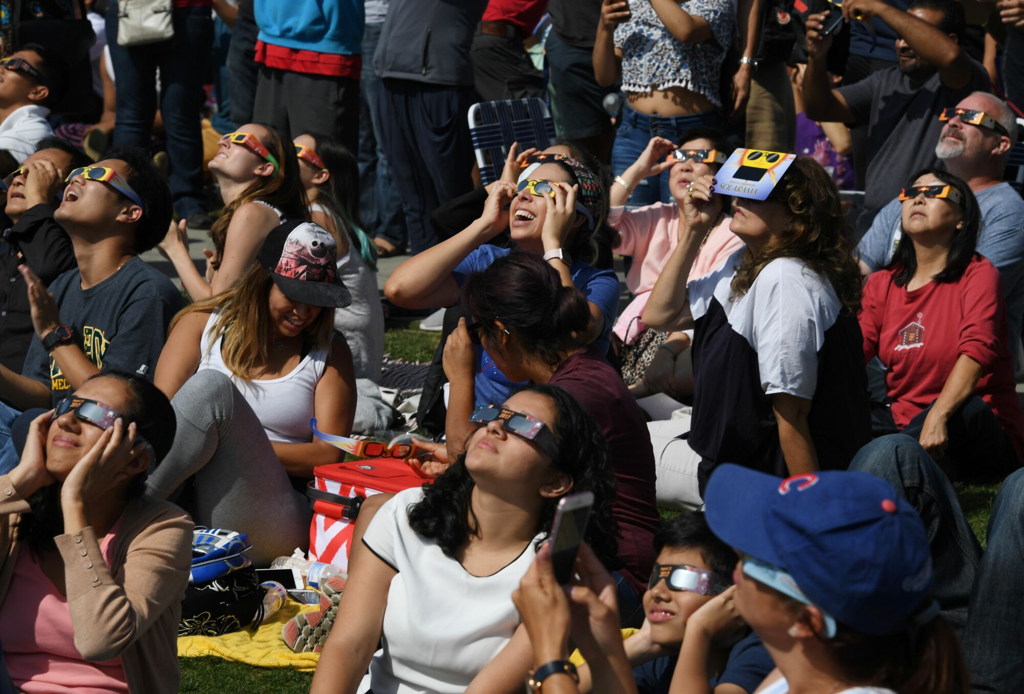 Spectateurs de l'éclipse portant des lunettes pour l'éclipse solaire