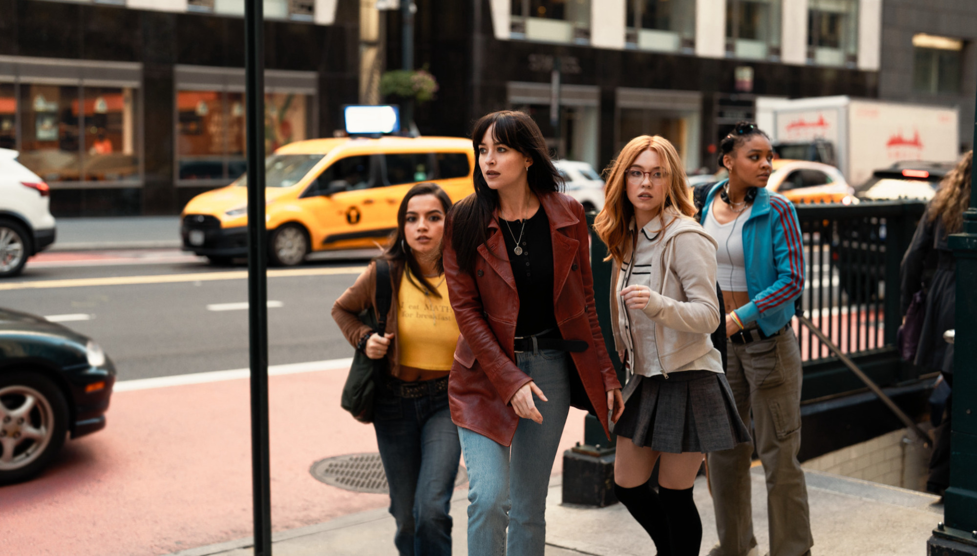 Quatre femmes semblent affolées dans les rues de New York.