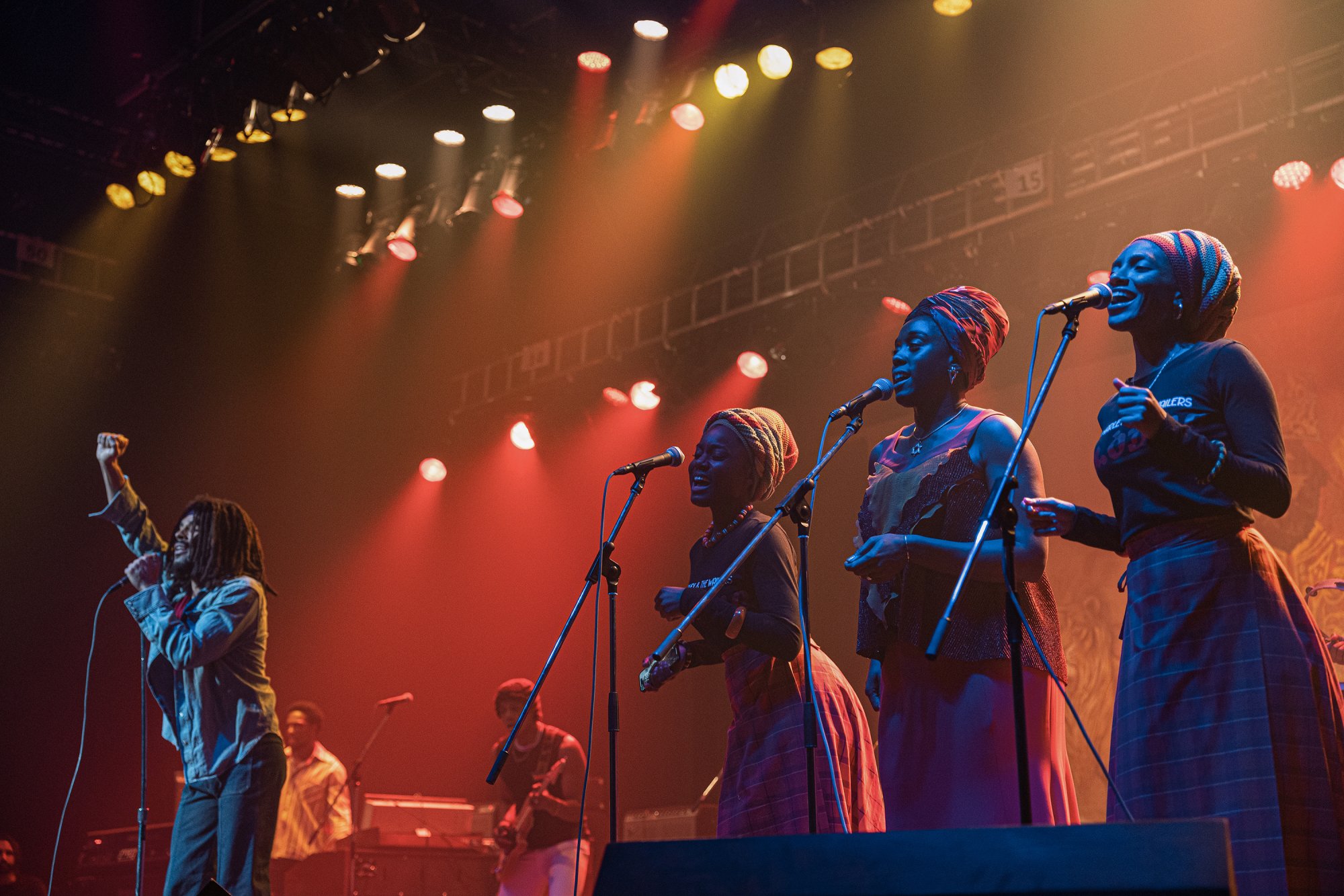 Kingsley Ben-Adir dans le rôle de « Bob Marley », Anna-Sharé Blake dans le rôle de « Judy Mowatt », Lashana Lynch dans le rôle de « Rita Marley » et Naomi Cowan dans le rôle de « Marcia Griffiths » dans Bob Marley : One Love de Paramount Pictures.