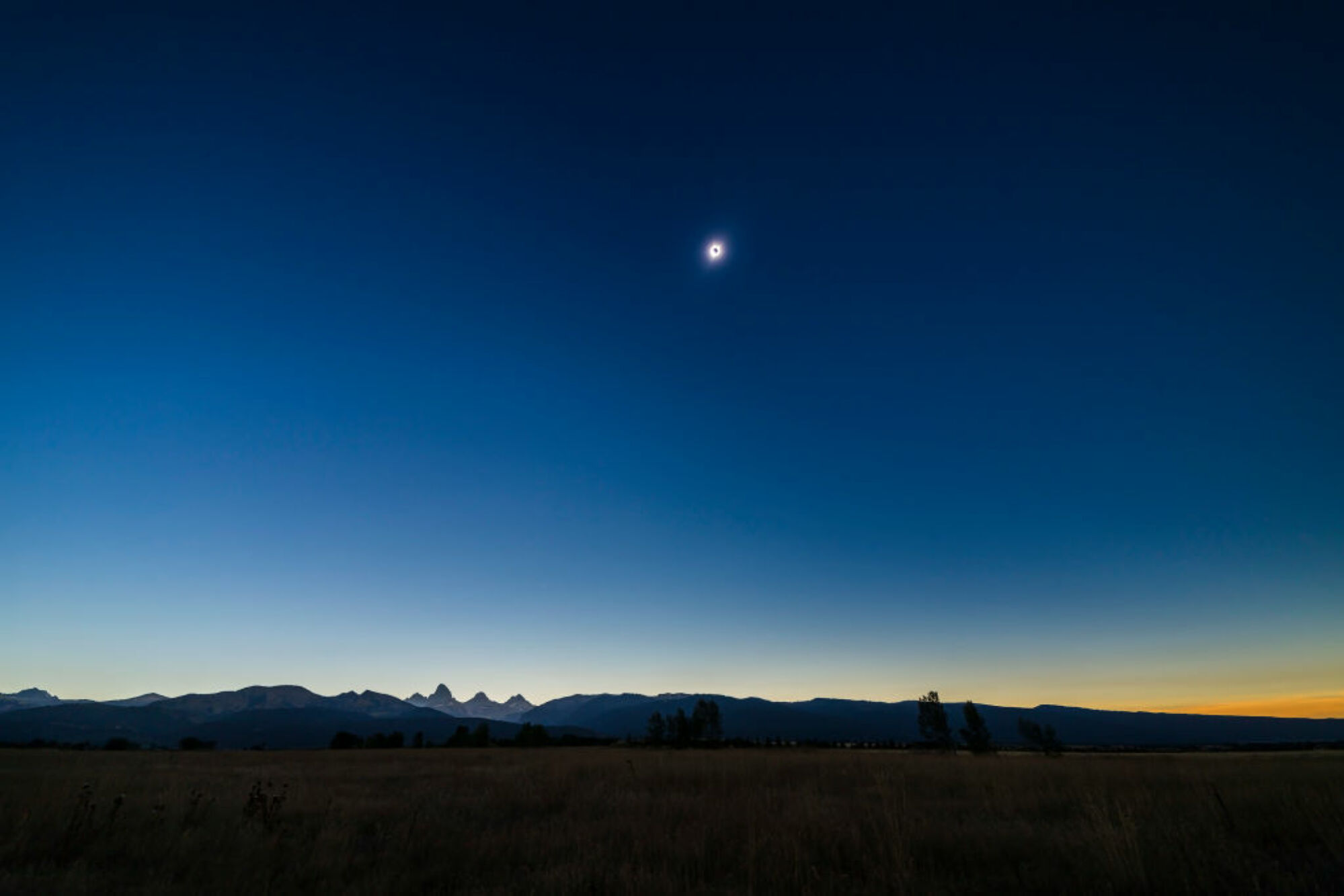 Un coucher de soleil à 360 degrés avant une éclipse solaire totale sur les Grand Tetons dans l'Idaho