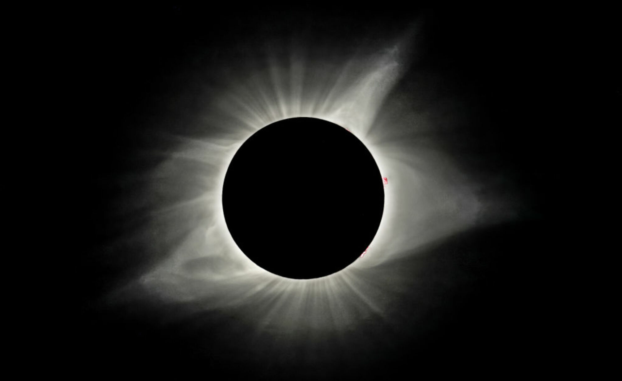 La couronne solaire brille lors d'une éclipse solaire totale