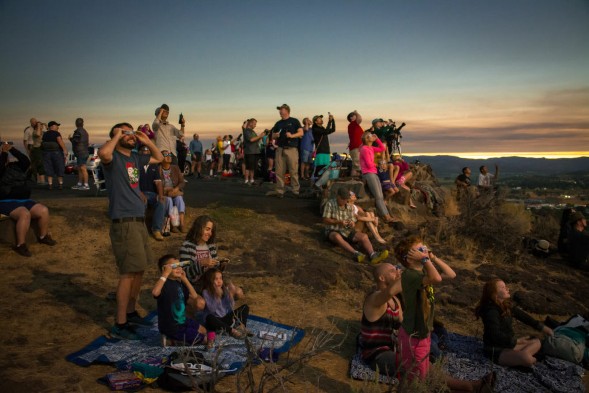 Des foules regardent une éclipse solaire totale dans l’Oregon en août 2017