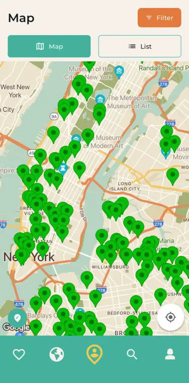 Une capture d'écran de la carte Everywhere is Queer centrée sur la ville de New York.  Des dizaines de marqueurs verts jonchent la carte.