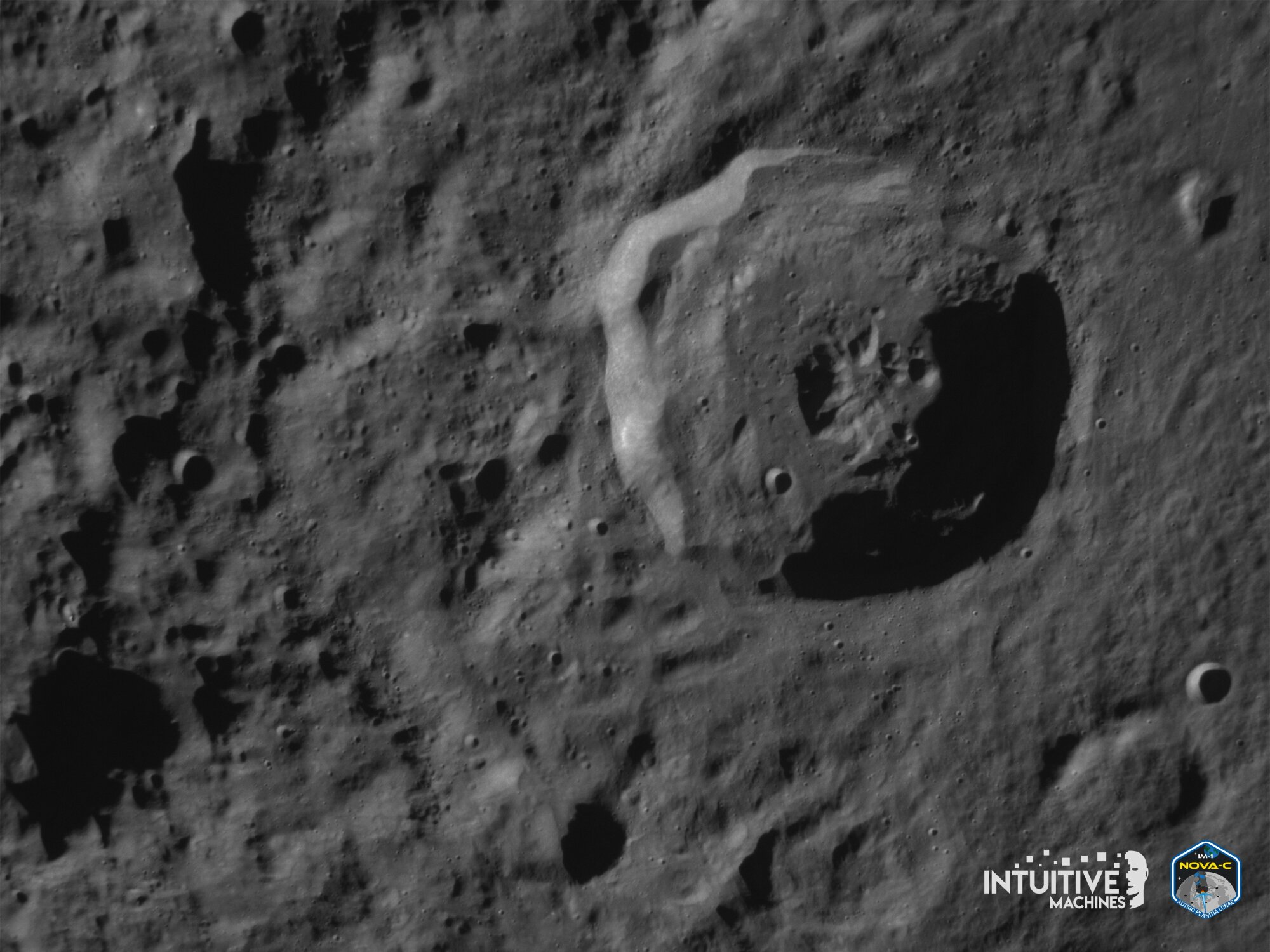 Ulysse prend des photos de la surface lunaire