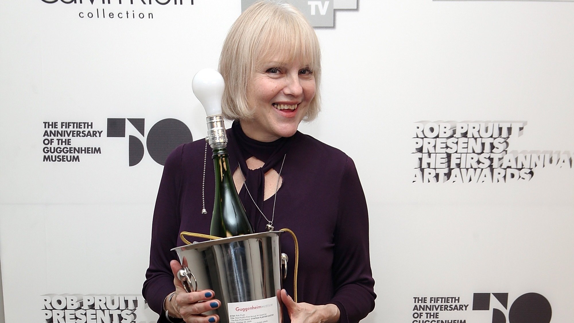 Cynthia Plaster Caster assiste à la première édition annuelle des Guggenheim Art Awards au musée Solomon R. Guggenheim le 29 octobre 2009 à New York.