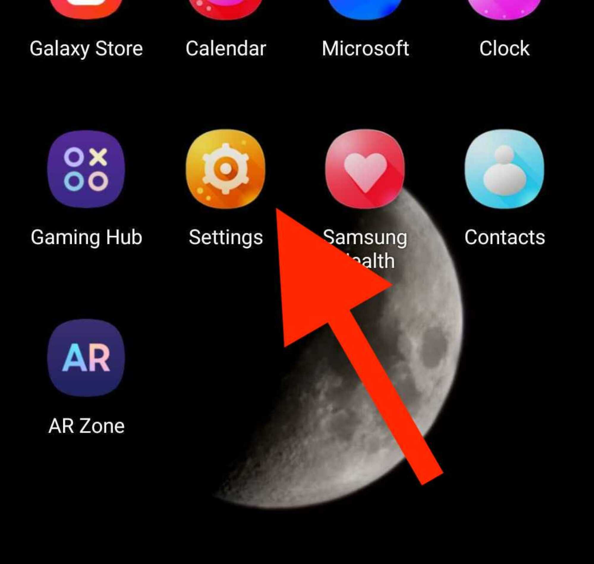 l'écran d'accueil d'un téléphone mobile Samsung avec une flèche pointant vers l'icône « Paramètres » 