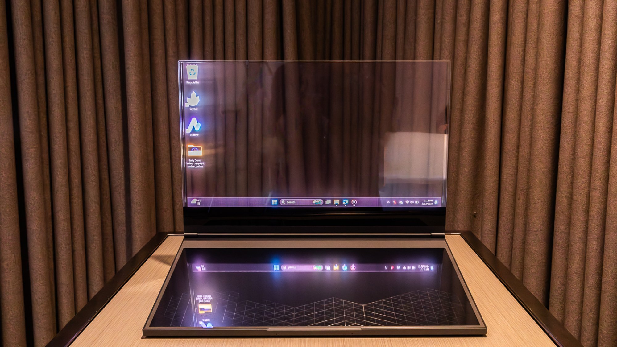 Ordinateur portable Lenovo ThinkBook à écran transparent sur une table
