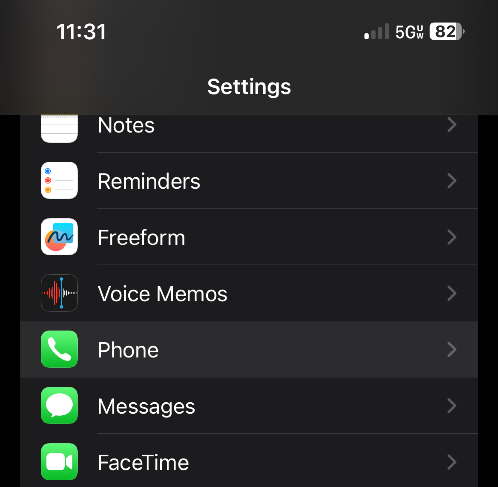 un menu « Paramètres » de l'iPhone avec « Téléphone » en surbrillance
