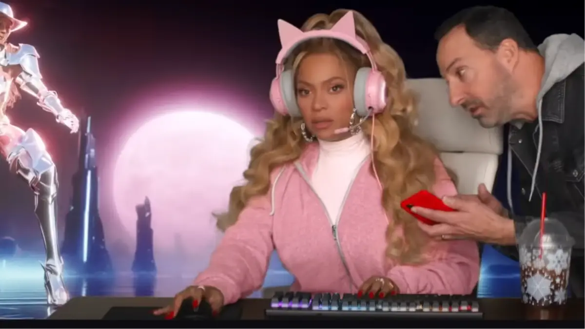 Nous avons trouvé le casque de jeu rose à oreilles de chat que Beyoncé portait dans sa publicité virale pour Verizon