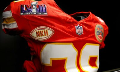 Que signifie l'écusson « NKH » porté par les joueurs des Chiefs de Kansas City