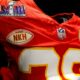 Que signifie l'écusson « NKH » porté par les joueurs des Chiefs de Kansas City