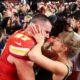 Taylor Swift et Travis Kelce sont des officiels de TikTok.  La vidéo fait grincer des dents avec charme.