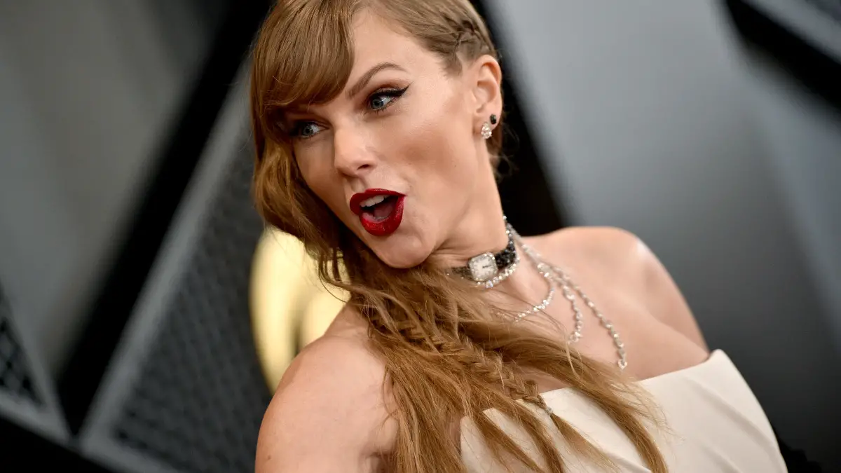 Taylor Swift publie la tracklist de "The Tortured Poets Department" et les Swifties théorisent