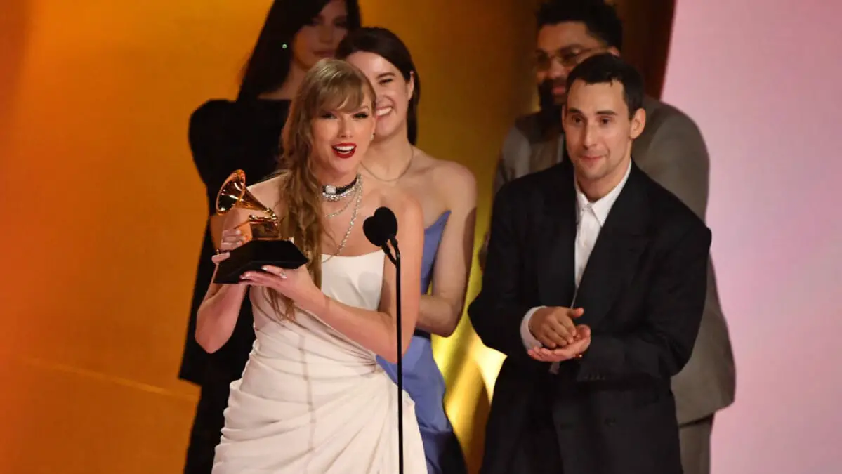 Taylor Swift remporte son quatrième Grammy pour l'album de l'année et entre dans l'histoire