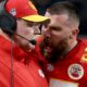 Travis Kelce surpris en train de crier après son entraîneur devient instantanément un mème