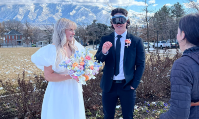 Un technicien portait un Apple Vision Pro lors de son mariage