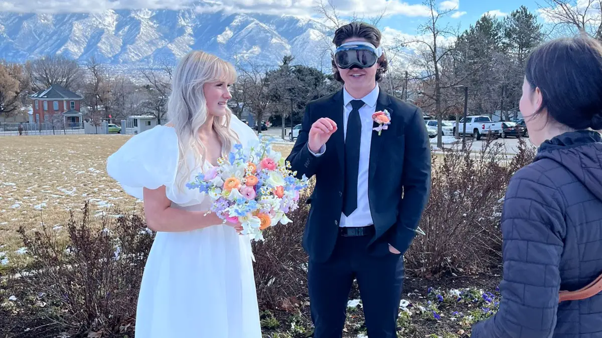 Un technicien portait un Apple Vision Pro lors de son mariage