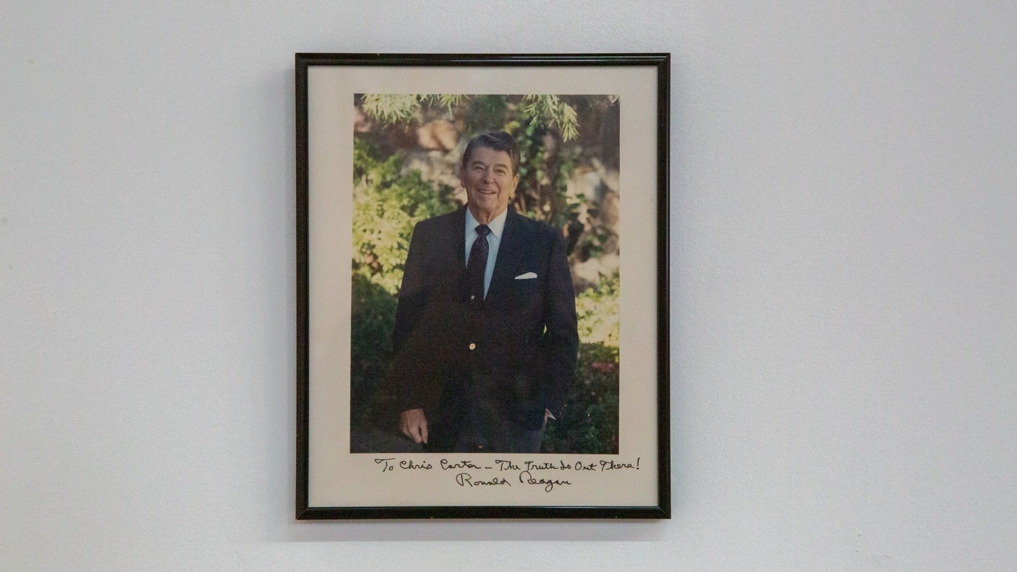 Une photo encadrée du président Ronald Reagan. 