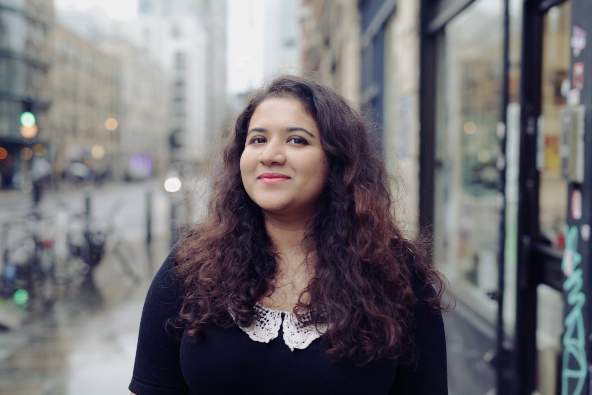 Hera Hussain, fondatrice de Chayn, se tient dans une rue du Royaume-Uni. 