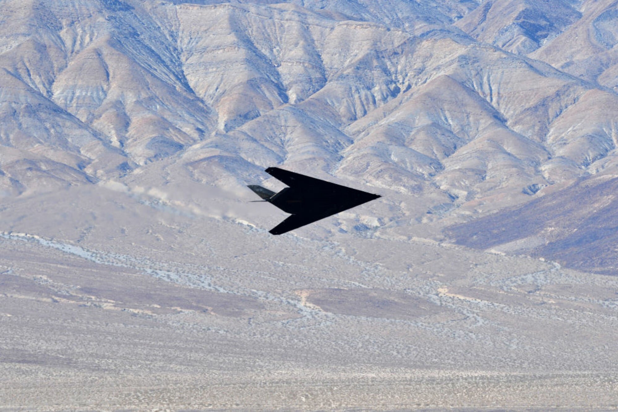Chasseur furtif F-117 Nighthawk volant dans la Vallée de la Mort, en Californie