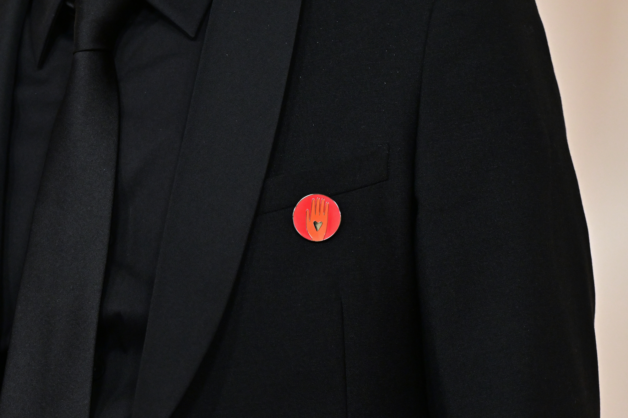 Nadim Cheikhrouha porte un pin's Artists For Ceasefire.