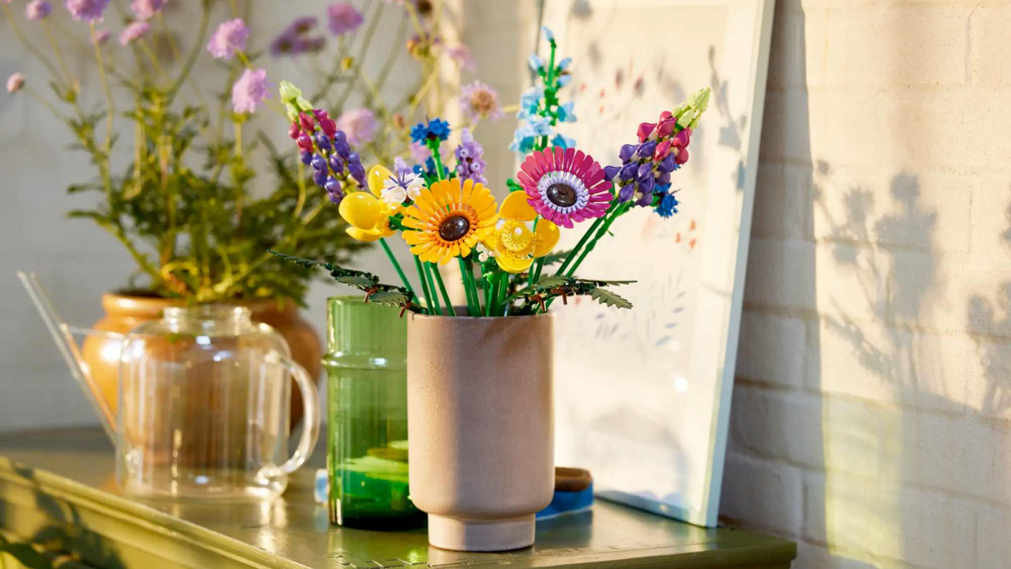 Bouquet de fleurs sauvages de LEGO dans un vase.